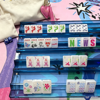 Tuiles de Mahjong Américaines en Coquille de Nacre Simple Couche Lucky Charm Aspen Glow avec Symboles Fantaisistes et Motifs Floraux de Dragon Vibrants
