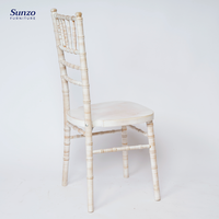 Chaise Chiavari Sunzo en bois massif empilable pour salle à manger, salon moderne, villa, mariage, usage commercial, extérieur, appartement