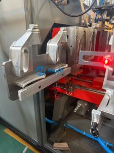 Machine de soufflage entièrement automatique pour bidons jerrycan de 20L et 25L en plastique HDPE, moulage par extrusion à double 3 couches - Product Image 4