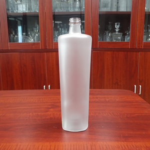 Bouteille en verre vide cylindrique de 750 ml pour <span class=keywords><strong>vodka</strong></span>, avec bouchon à vis givré blanc et logo rouge personnalisé - Product Image 3