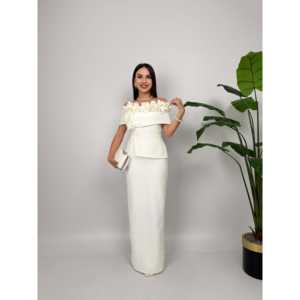 Robe de soirée élégante en satin blanc à col bateau avec imprimé floral, taille empire, silhouette fourreau - Product Image 3