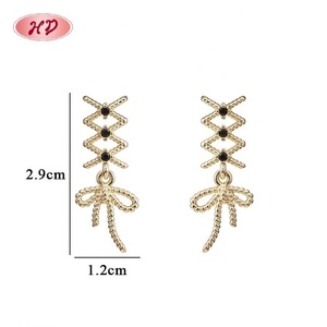 ต่างหูริบบิ้นโบว์วินเทจประดับเพทายสีดำ ชุบทอง 18K ผลิตจากโรงงานเครื่องประดับทองเหลือง Pendientes De Lazo Con Circonia Negra - Product Image 6