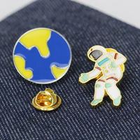 En gros : Pins en métal à motifs de dessins animés, pins souvenirs astronautes, pins spatiaux en émail métallique pour vestes, pins mignons pour sacs à dos, pins planètes