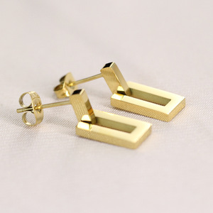 Pendientes de acero inoxidable con forma rectangular hueca, diseño geométrico en color dorado para mujer - Product Image 4
