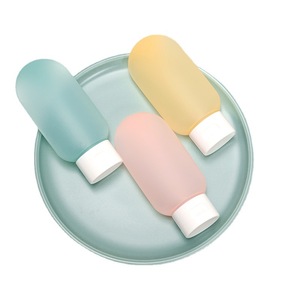 Juego de botellas de viaje semitransparentes de 60 ml de Pusu para champú y gel de ducha con bolsa con tapa abatible. - Product Image 5