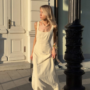 Robe midi élégante à col carré et taille haute pour femme, coupe ajustée, sans manches, chic et minimaliste, tenue décontractée - Product Image 2