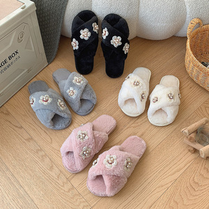 Pantuflas de Felpa con Perlas y Flores, Lindas y Modernas, Otoño-Invierno 2025 - Product Image 1