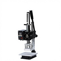 Machine de marquage à chaud manuelle de bureau avec contrôle numérique de la température et support de positionnement réglable pour le gaufrage de logos sur cuir, bois et PU