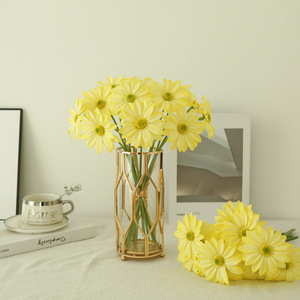 Bouquet de marguerites artificielles jaunes en soie pour la décoration de la maison et des mariages - Product Image 1