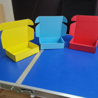 Boîte d'expédition en carton ondulé écologique personnalisée, faible MOQ, impression 4 couleurs, estampage pour vêtements, pelliculage mat, gaufrage, 4 plis