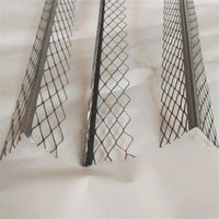 Cornière en métal expansé galvanisé pour le renforcement des angles extérieurs des murs en stuc et plâtre, idéale pour la construction.