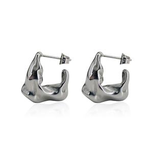 Boucles d'oreilles plissées irrégulières en acier inoxydable haut de gamme, design argenté tendance qui ne ternit pas, idéales pour mariage ou cadeau - Product Image 1