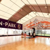 Tente d'événement incurvée transparente en aluminium pour extérieur, forme pêche, 15x30m, 20x40m, 30x50m, pour terrains de sport et de padel