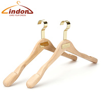 Cintres de luxe personnalisés en bois naturel avec crochet métallique doré de 2 cm de large et plaque logo métallique