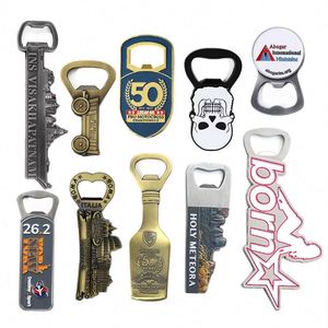 Décapsuleur magnétique de luxe personnalisé en métal plaqué or avec logo émaillé pour souvenirs d'anniversaire et promotions personnalisées - Product Image 1