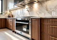 Cuisine moderne de luxe sur mesure avec placage bois et laque blanche, et îlot cascade en marbre pour la rénovation de la maison