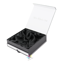 Papier au design de luxe, tissu soyeux noir à l'intérieur du coffret cadeau avec couvercle magnétique, boîte à ruban en papier rigide noir pour expédition