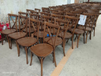 Chaise empilable en bois massif à dossier croisé, populaire pour la vente en gros, idéale pour mariages, restaurants, cafés, hôtels et événements extérieurs – Solution de sièges.