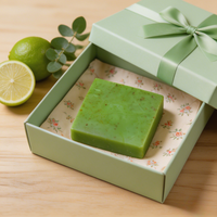 Crème exfoliante corporelle solide au parfum naturel de citron, enrichie en vitamine E, beurre de karité, huile d'olive et thé vert, exfolie en douceur, lisse et illumine la peau