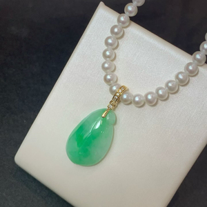 Pendentif Gourde de la Fortune en Jadeite du Myanmar de Grade A en Or 18 carats, Vert Émeraude, Bijou de Luxe en Jade Naturel pour Femme, Vente en Gros - Product Image 3