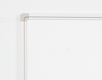 Tableau blanc grand format de haute qualité avec cadre en aluminium robuste et surface en acier laqué, coins de fixation dissimulés