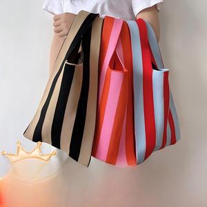 Bolso de Mano de Punto con Logotipo Personalizado, Bolso de Mano Jacquard con Rayas Coloridas, Bolso de Mano de Punto con Forma de Chaleco para Mujer - Product Image 1
