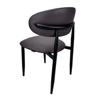 Chaise de salle à manger en cuir brun foncé fabriquée en Chine - Dossier incurvé, pieds en métal noir pour les espaces de salle à manger modernes et luxueux