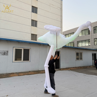 Marionnette gonflable élégante en forme de cygne avec lumière LED personnalisée pour les spectacles artistiques scolaires