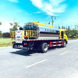 Camión Distribuidor de Asfalto Howo 4x2 de 6000 Litros, Camión Pulverizador de Betún con Caja de Cambios, Bomba, Motor y PLC en Venta - Product Image 1