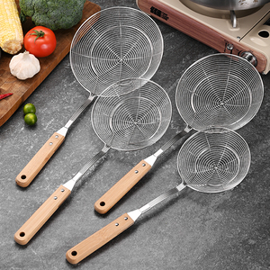 Passoires en acier inoxydable de haute qualité avec long manche en bois antidérapant, panier en fil métallique pour cuisine, <span class=keywords><strong>passoire</strong></span> à <span class=keywords><strong>huile</strong></span> en bois – Vente en gros - Product Image 1