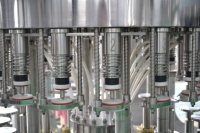 Klein formaat sapvulflesmachine 3-in-1 monoblock spoel-, vul- en afsluitapparatuur voor fruit sap- en drankenafvulinstallaties