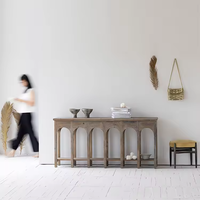 Meubles de salon rustiques minimalistes architecturaux français présentant une table décorative de console vintage côte à côte en bois