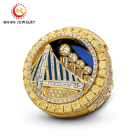 Anillo de Hip Hop Personalizado 2026 con Incrustaciones de Piedras Amarillas, Logotipo en Esmalte Negro, Joyería de Lujo Chapada en Oro para Hombre