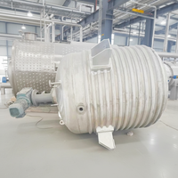 Réacteur chimique industriel robuste avec agitateur, conçu pour les températures et pressions élevées, adapté aux procédés de réaction en continu