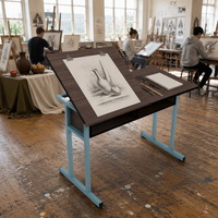 Table à Dessin Moderne Réglable Écologique avec Plateau Inclinable, Étagère Latérale Plate, Grain de Bois Marron Foncé, Cadre en Acier – Idéale pour Écoles d'Art