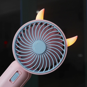 Ventilateur portable à main avec lumière, batterie rechargeable, moteur DC 5W, 8h d'autonomie, commande par bouton - Product Image 2