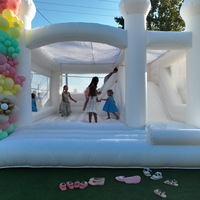 Château gonflable Ceyu blanc avec toboggan large et tour en forme de cloche pour événements extérieurs