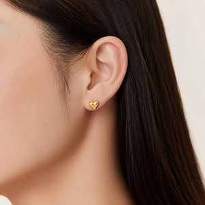 Boucles d'oreilles clous en acier inoxydable plaqué or 14K sous vide, motif cœur bombé étoilé gravé, petites clous avec fermoir papillon - Product Image 5