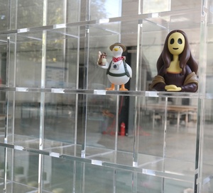 Étagère d'exposition de jouets en acrylique transparent personnalisée OEM, vitrine en acrylique transparente montée - Product Image 3