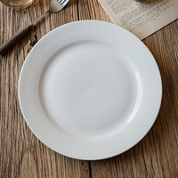 Assiette de dîner élégante en céramique blanche, design moderne, ensemble d'assiettes de présentation en céramique pour mariage, événement, fête