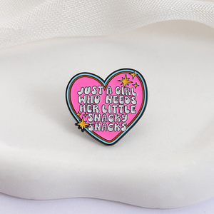 Pin de Esmalte con Forma de Corazón Rosa Romántico, Broche, Insignia de Solapa, Joyería, Regalos para Amigas, Solo una Chica que Necesita Su Pequeño Snack - Product Image 3
