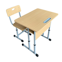 Bureau et chaise d'école avec bords adaptés aux enfants pour un jeu et un apprentissage sécurisés dans les écoles maternelles