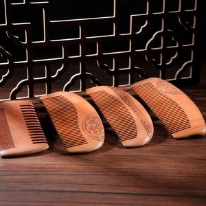 Peigne à barbe en bois de pêche naturel personnalisé avec logo, portable, motif sculpté, pour voyage, vente en gros - Product Image 4