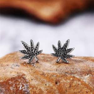 Orecchini a Perno Vintage a Forma di Foglia d'Acero per Donne, Accessori di Moda in Tono Nero Anticato per Uso Quotidiano - Product Image 1
