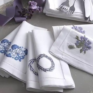 Sets de table et serviettes rectangulaires brodées à la main avec bord ondulé et bord festonné, 100% lin, écologiques et biologiques pour mariage - Product Image 2