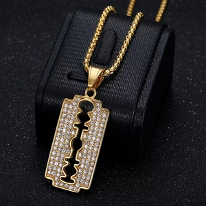 Colar Masculino de Aço Inoxidável Banhado a Ouro com Pingente de Lâmina de Barbeador Cravejado de Diamantes Estilo Hip Hop - Sucesso de Vendas e Preço Imperdível - Product Image 4