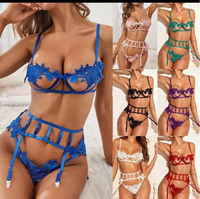 Ensemble de lingerie super sexy avec jarretelles et haut à fleurs style T