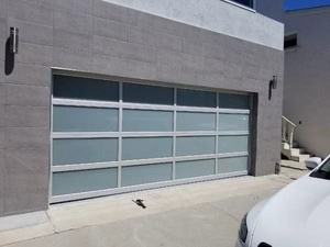 <span class=keywords><strong>Porte</strong></span> <span class=keywords><strong>de</strong></span> <span class=keywords><strong>garage</strong></span> moderne en acier isolé avec section en verre trempé imperméable et surface finie pour villas design - Product Image 1