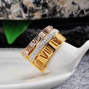 Anillo de Lujo con Números Romanos e Incrustaciones de Cristal |   Anillo de Acero Inoxidable de Triple Capa con Baño de Oro PVD |   Impermeable e Hipoalergénico - Product Image 4