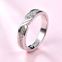 Vente directe d'usine, bague de fiançailles unique en moissanite à double bande en argent sterling 925